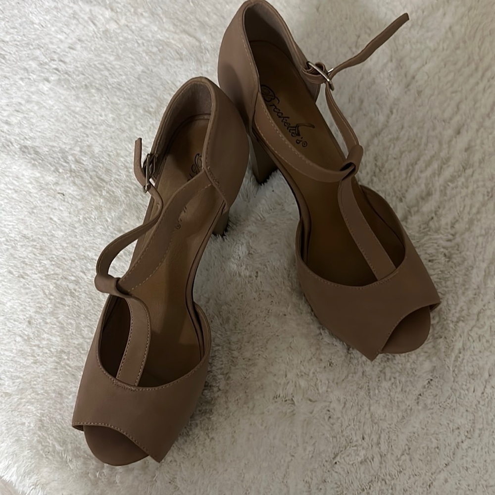 Womens Nude dress pumps